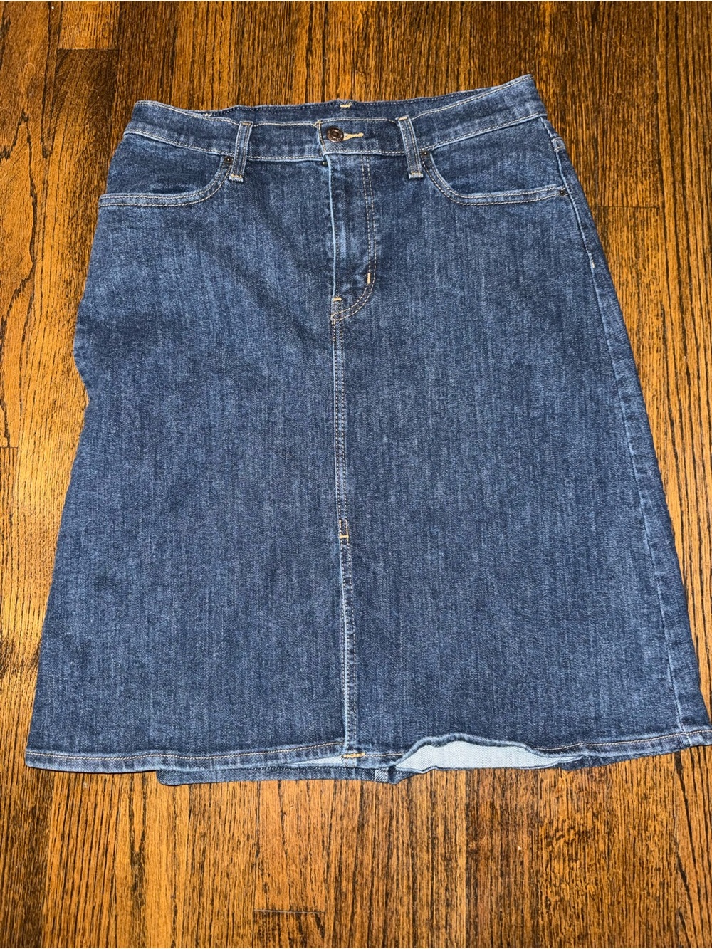 EUC Levi Strauss dark denim jean skirt with stretch & slit size 29